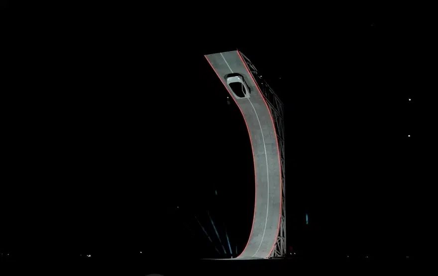 Teslanın uçan otomobili Roadster tanıtıldı! Havada takla attı, çıkış tarihi açıklandı