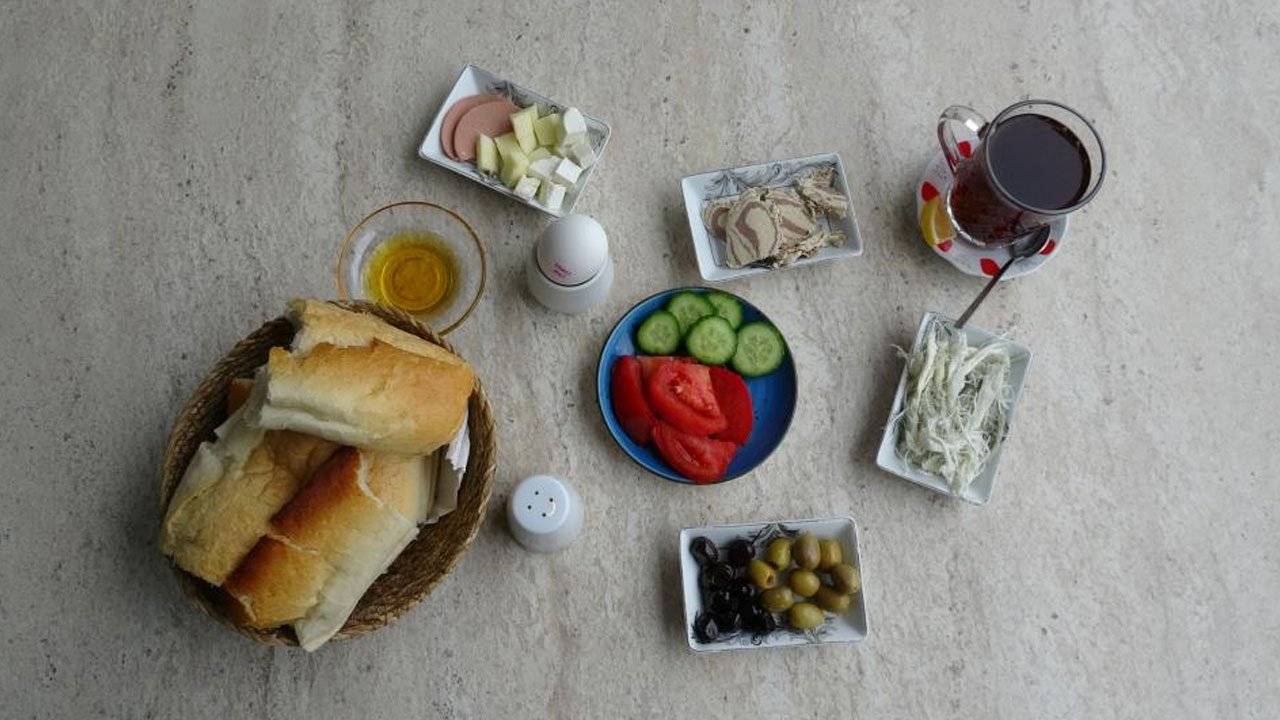150 TL'ye serpme kahvaltı! Müşterilere yetişemiyor