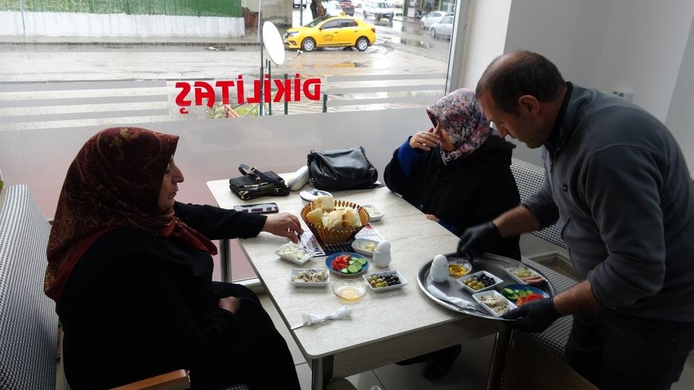 150 TL'ye serpme kahvaltı! Müşterilere yetişemiyor, sosyal medyada gören akın ediyor