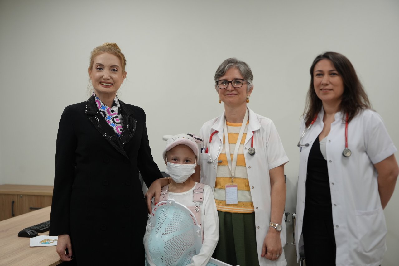 Antibiyotiğe rağmen geçmeyince soluğu hastanede aldılar! Boynundaki şişlik o hastalığın habercisiymiş
