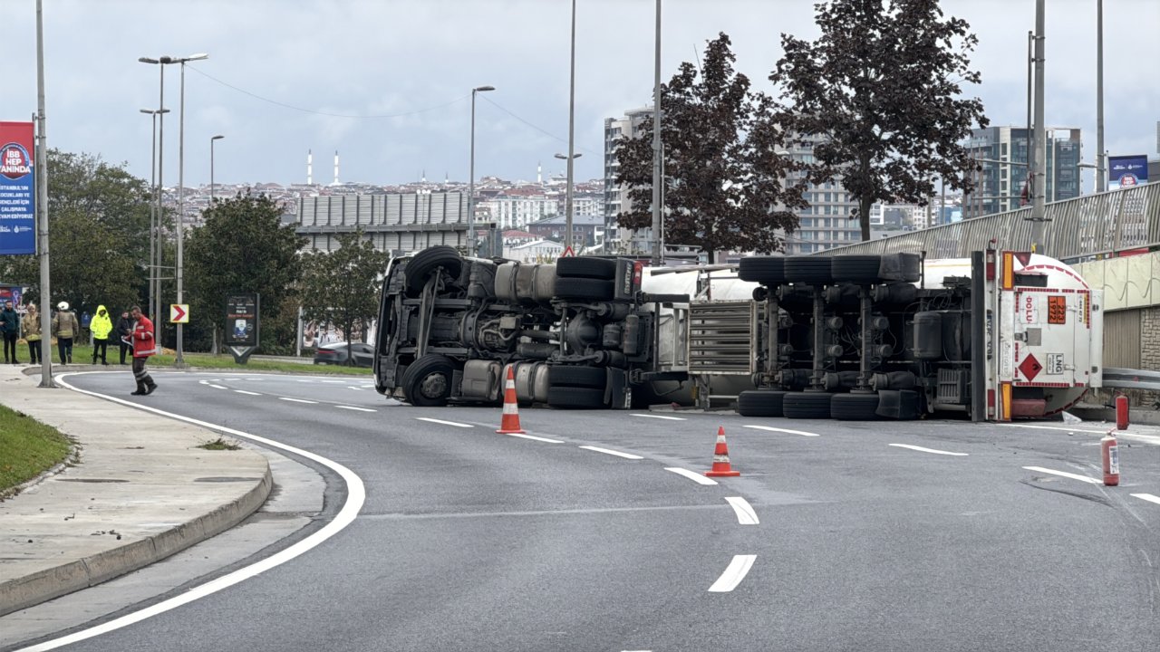 Bakırköyde LNG yüklü tanker devrildi! Cadde trafiğe kapatıldı