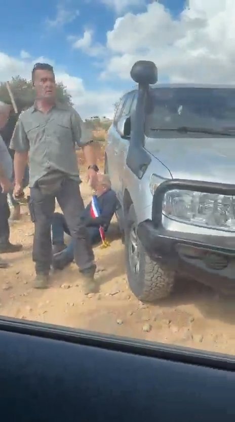 Saldırganların darbettiği kişinin, Fransa'nın kuzeyindeki Aulnoye-Aymeries kentinin 78 yaşındaki sol görüşlü Belediye Başkanı Bernard Baudoux olduğu açıklandı.