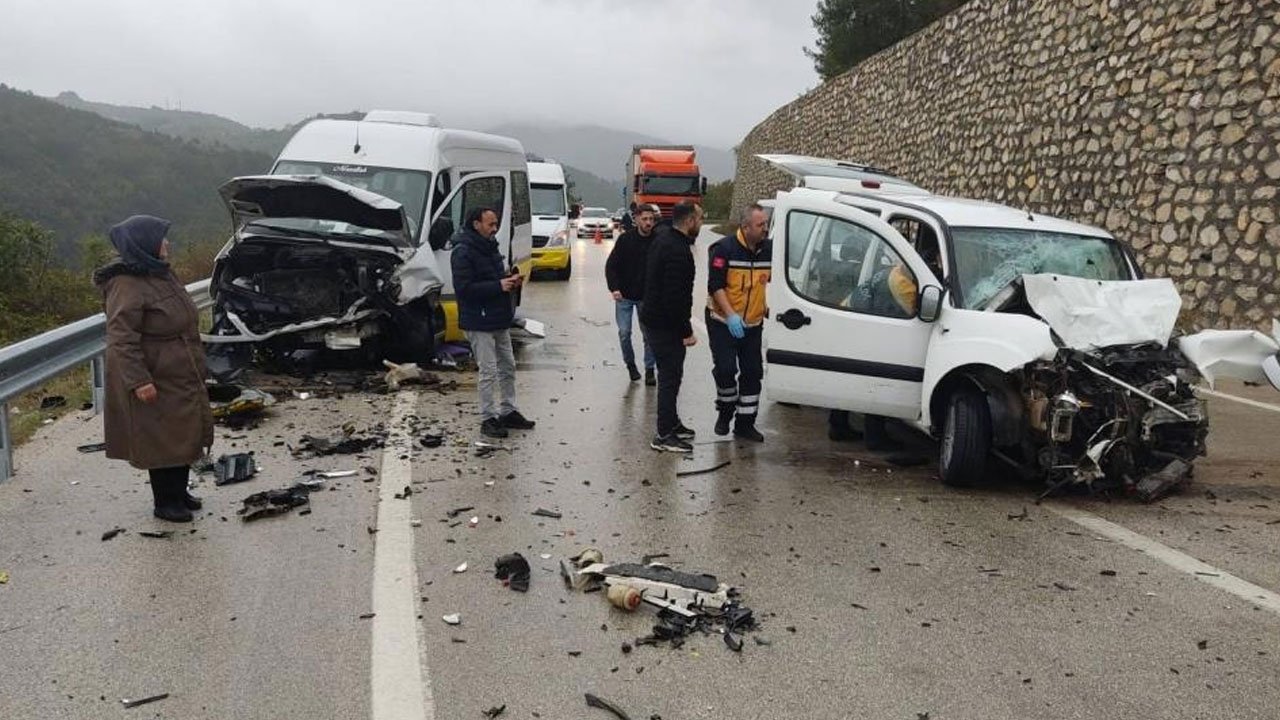 Bursa'da can pazarı! Yolcu minibüsü kaza yaptı, ölü ve yaralılar var