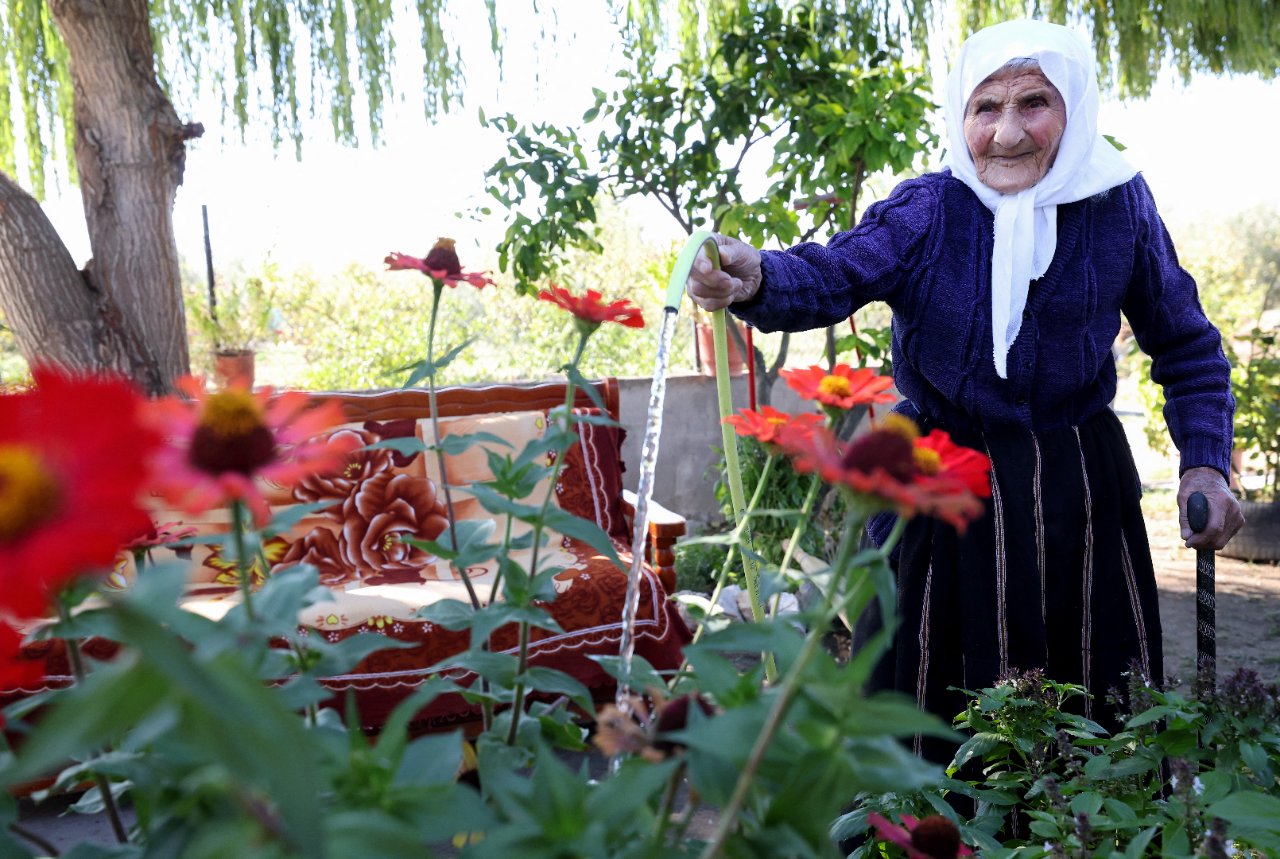 Dünyanın en yaşlı kadını! Hayatta olduğuna inanmayıp maaşını kestiler 