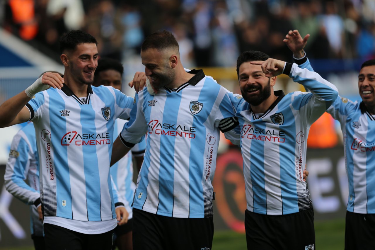 Erzurumspor FK oyuncularının gol sevinci