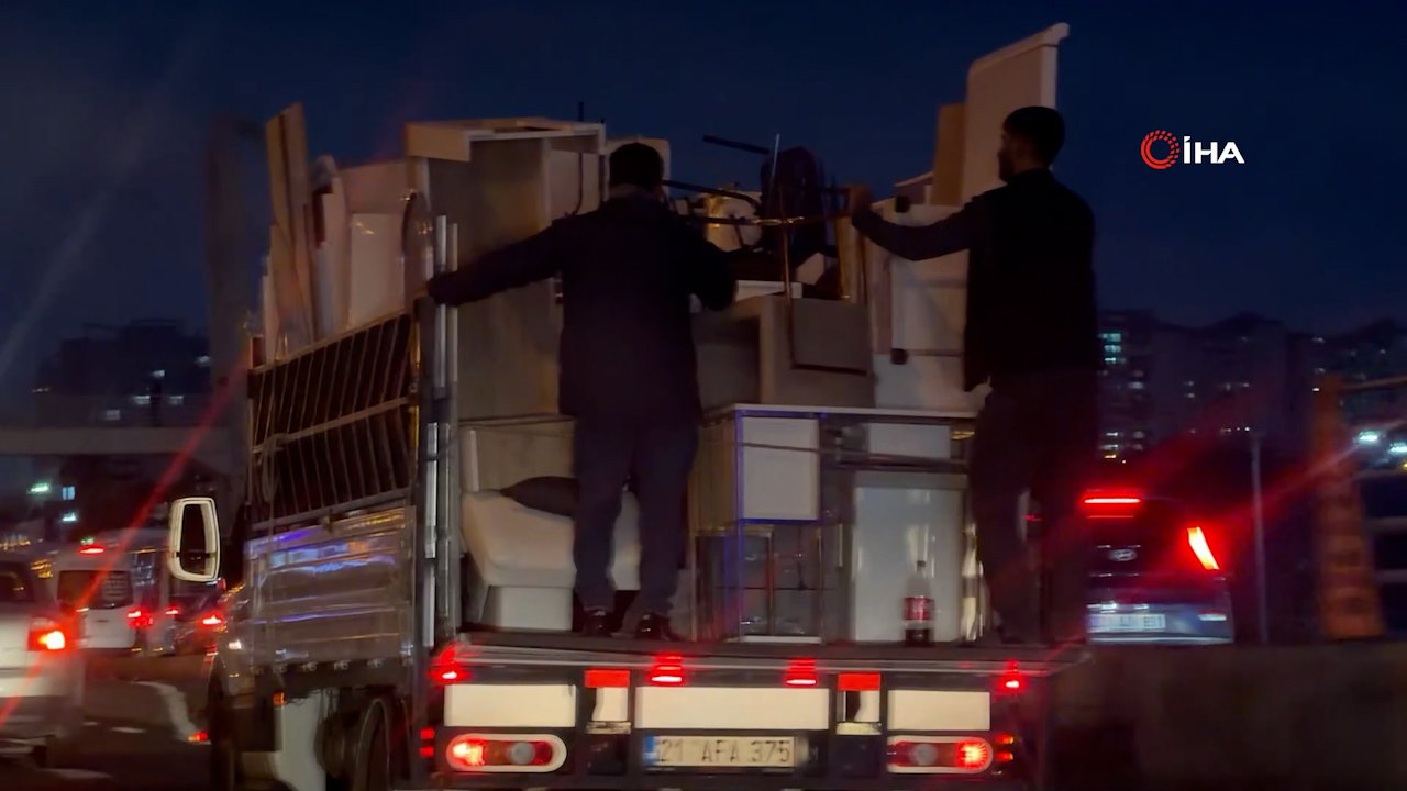 Eşyaları tutmak için kendi hayatlarını tehlikeye attılar! O akılalmaz anlar kamerada
