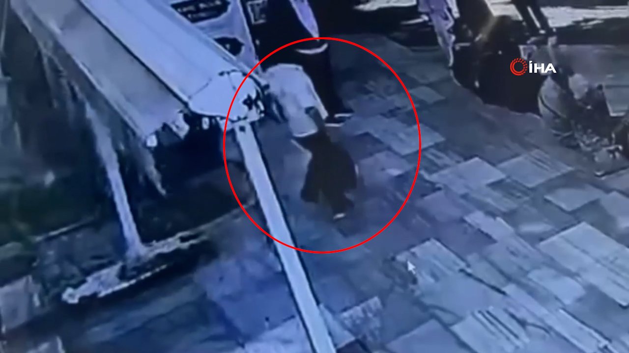 Fatih'te camide abdest alırken soyuldu! İçi para dolu çantayı çalan hırsızlar tutuklandı