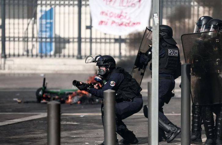 Fransa'da sokaklar savaş alanına döndü! Macron'a protestoda 166 kişi gözaltına alındı