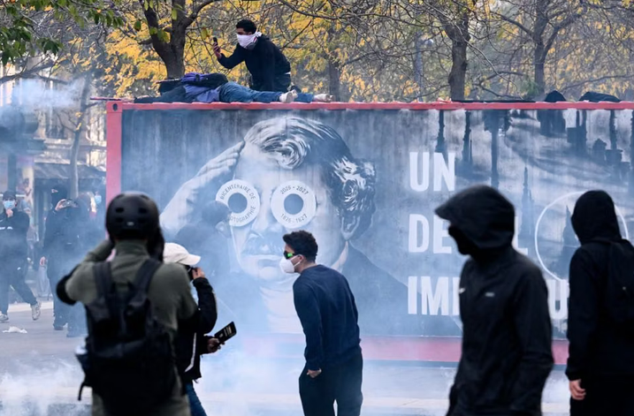Fransa'da sokaklar savaş alanına döndü! Macron'a protestoda 166 kişi gözaltına alındı