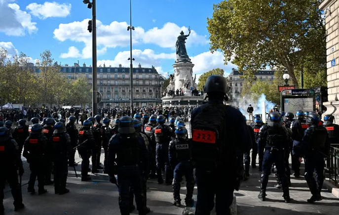 Fransa'da sokaklar savaş alanına döndü! Macron'a protestoda 166 kişi gözaltına alındı