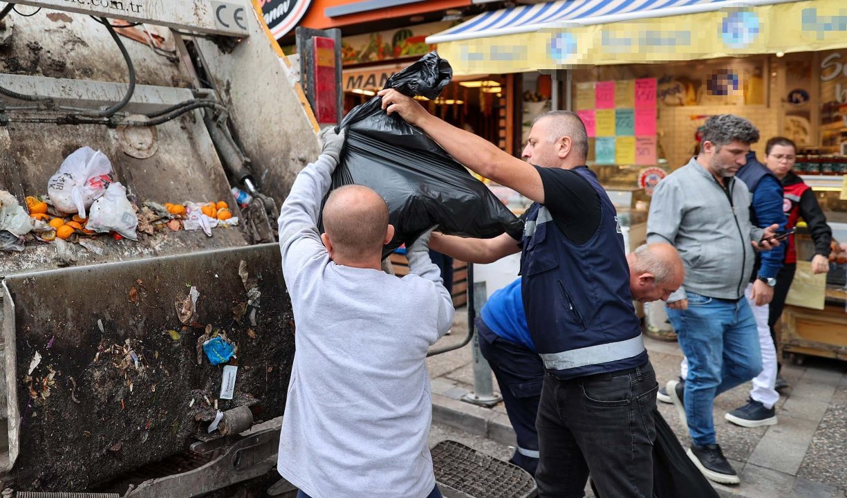 Hepsini vatandaşa yedireceklerdi! Tarihi geçmiş 100 kilo ürün ele geçirildi