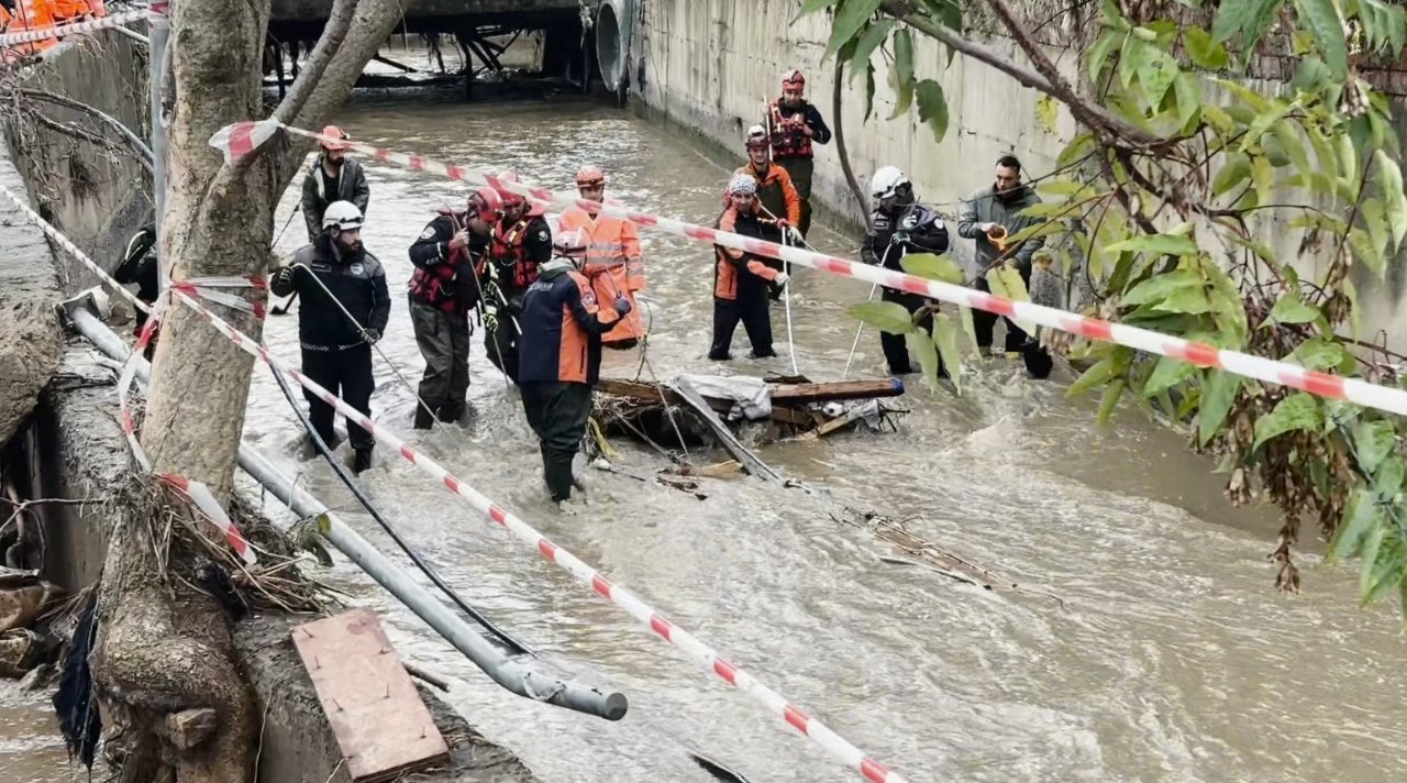 İstanbul Valisi Gül'den sel açıklaması: Dere yatağını işgal eden yerler yıkılacak