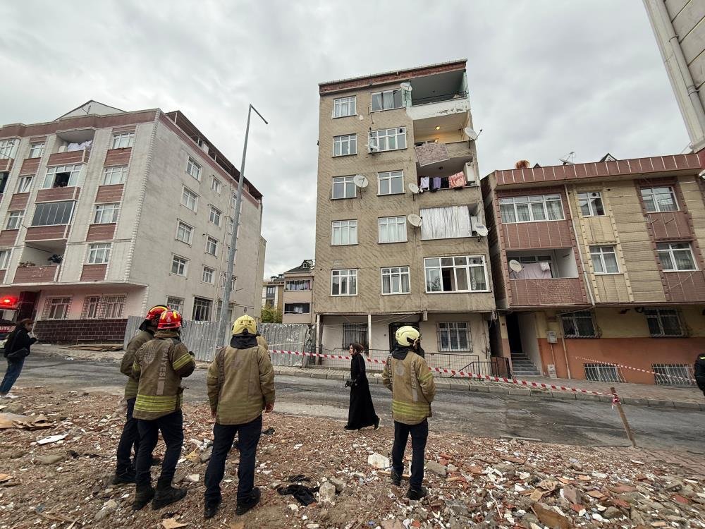 İstanbul'da sıcak saatler! Binadan sesler geldi, fayanslar çatladı, insanlar tahliye edildi