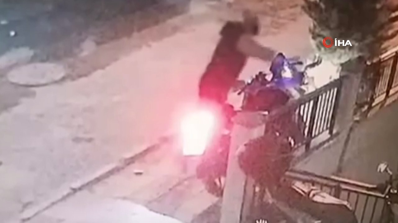 Park halindeki motosikleti kaşla göz arasında çaldı! Avcılar'daki hırsızlık anı kamerada