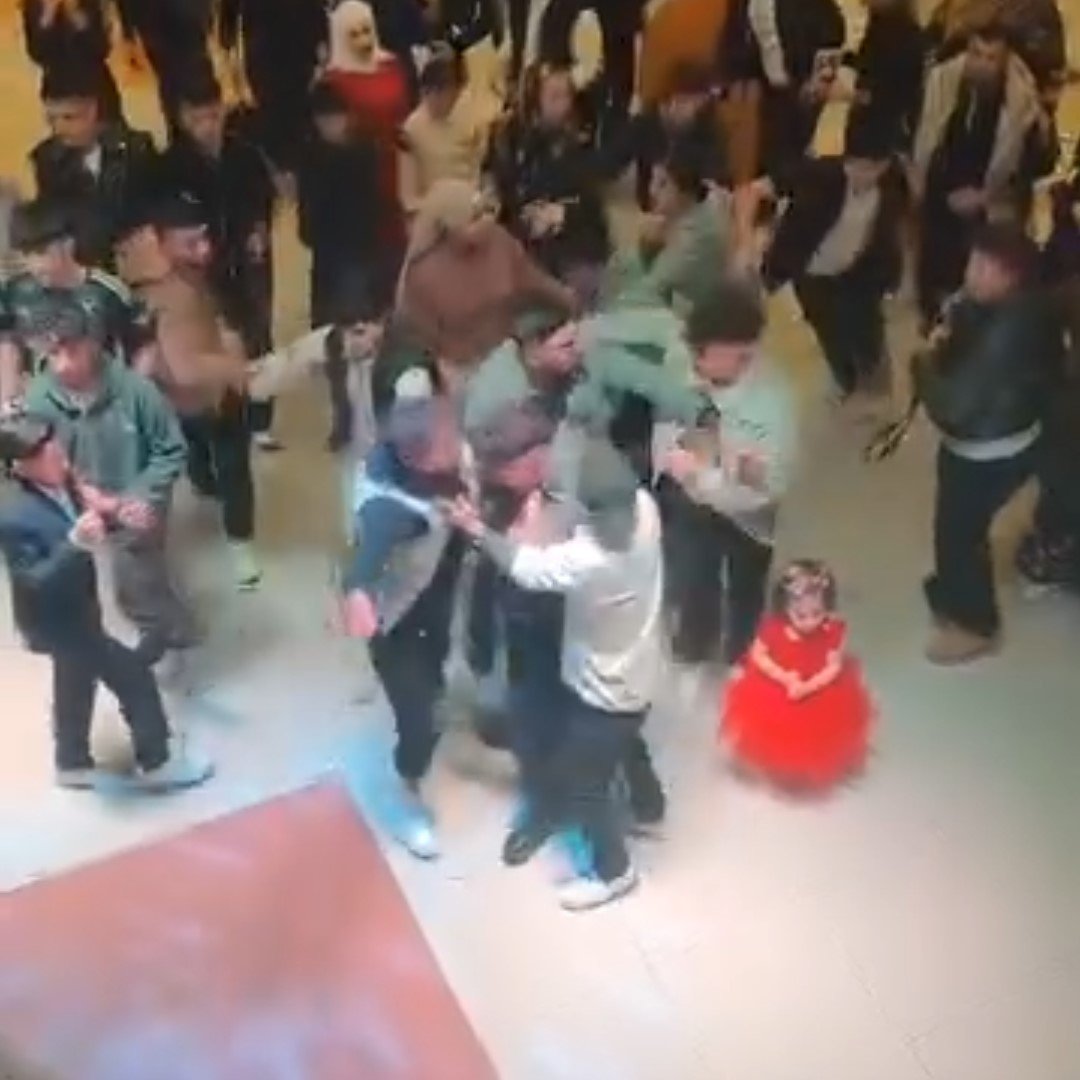 Takı kavgası düğün salonunu savaş alanına çevirdi! Sandalye ve yumruklar havada uçuştu