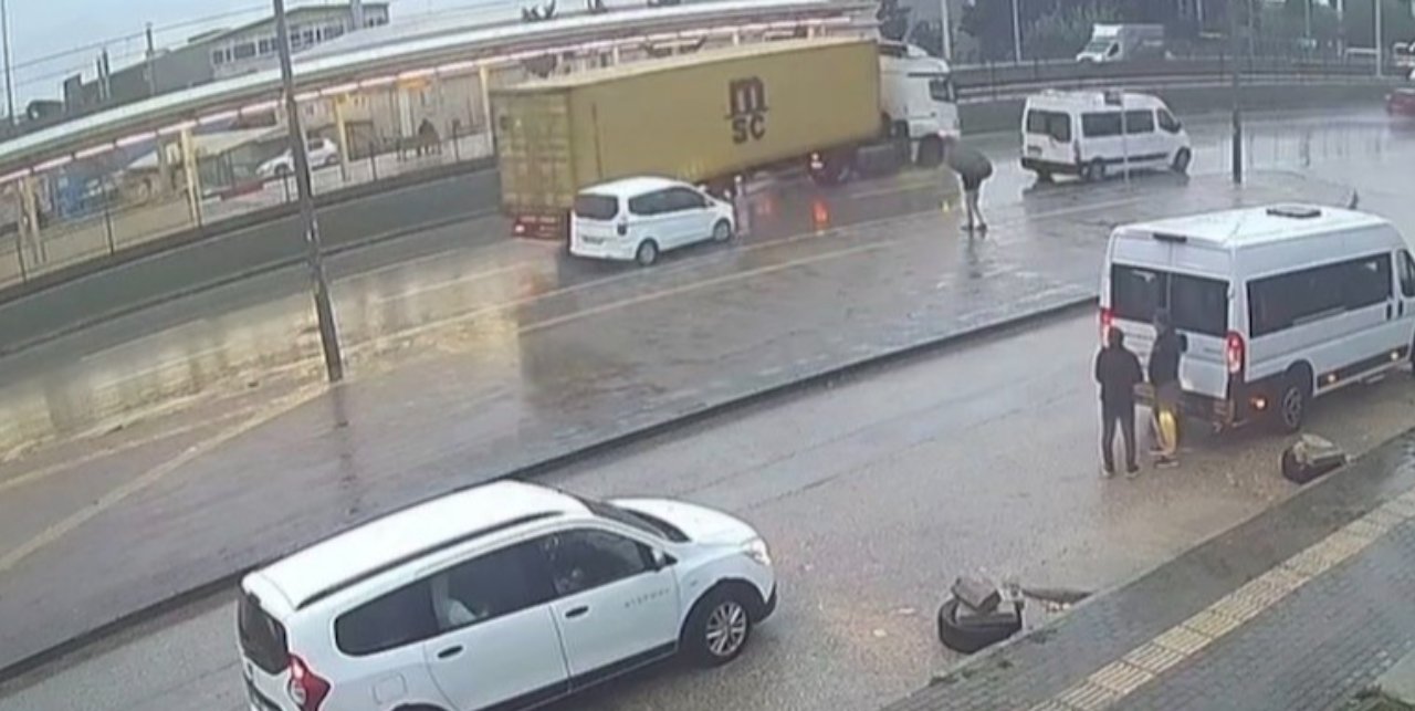 Yağmurlu yolda dehşet anları kamerada! Tırın savrulan dorsesi hafif ticari araca çarptı