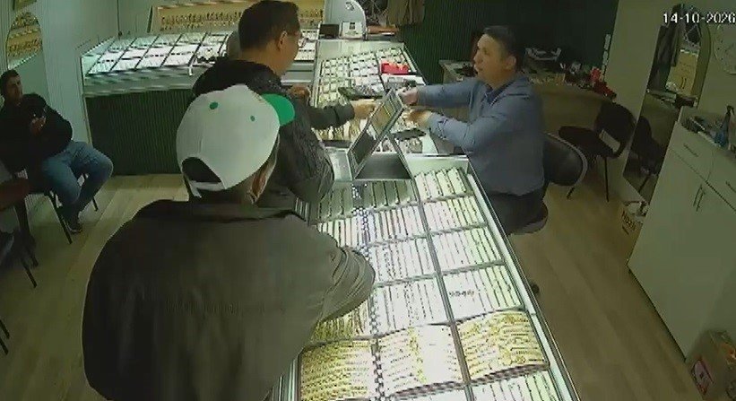 200 bin liralık altınını kaptırıyordu! Dolandırıcılarının tuzağını sarraf bozdu: O anlar kamerada