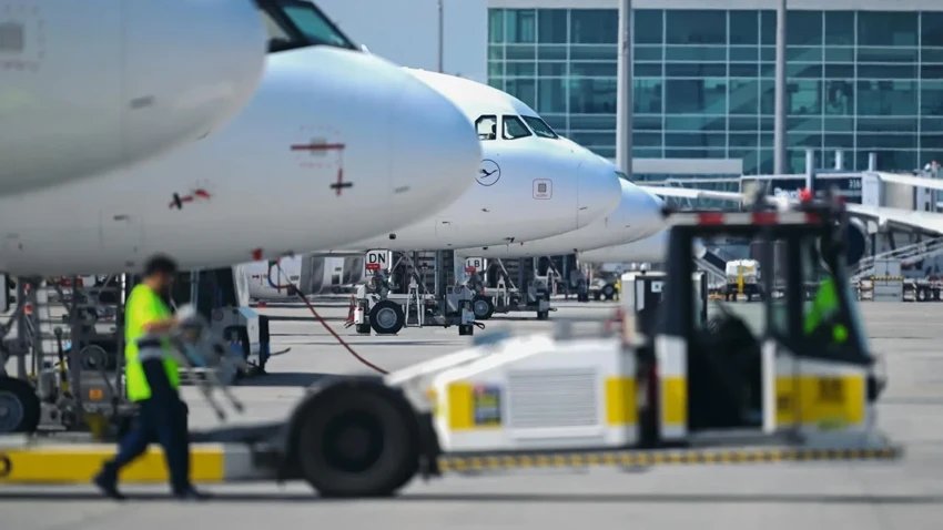Alman havalimanında Rus uçakları alarmı! Çiti yarıp sırra kadem bastılar