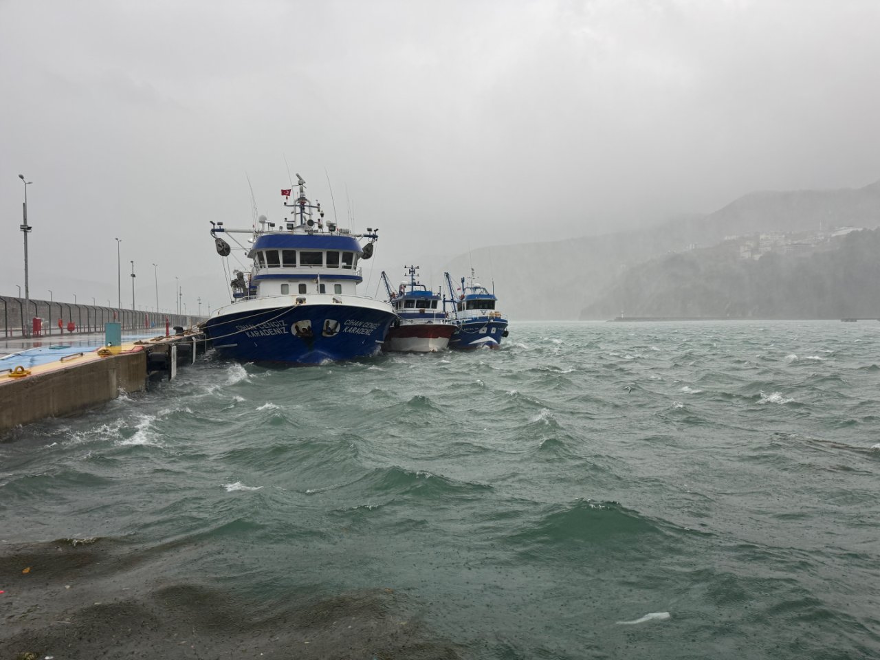 Bartın'da fırtına: Dalga boyu 6 metreyi aştı, tekneler limana sığındı