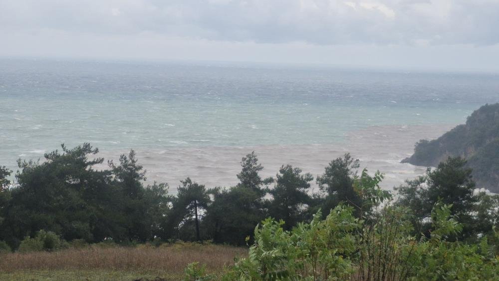 Bartın’da sağanak sonrası şaşırtan görüntü! Karadeniz kahverengiye döndü