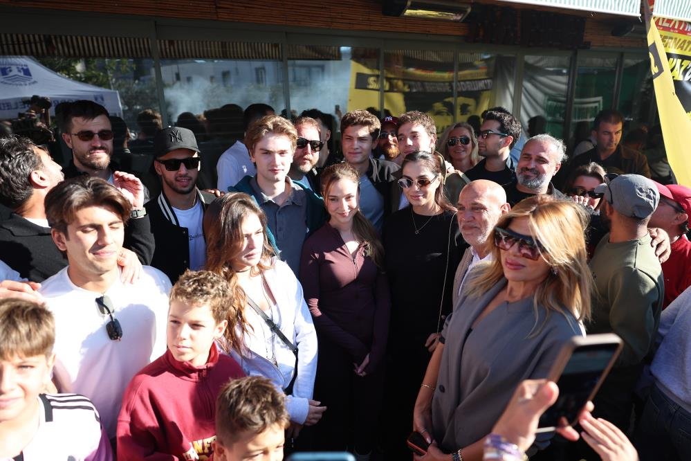 Bodrum'da Daha 17 izdihamı! Genç oyuncuları görenler telefonuna sarıldı