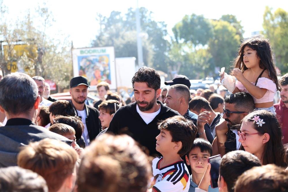Bodrum'da Daha 17 izdihamı! Genç oyuncuları görenler telefonuna sarıldı