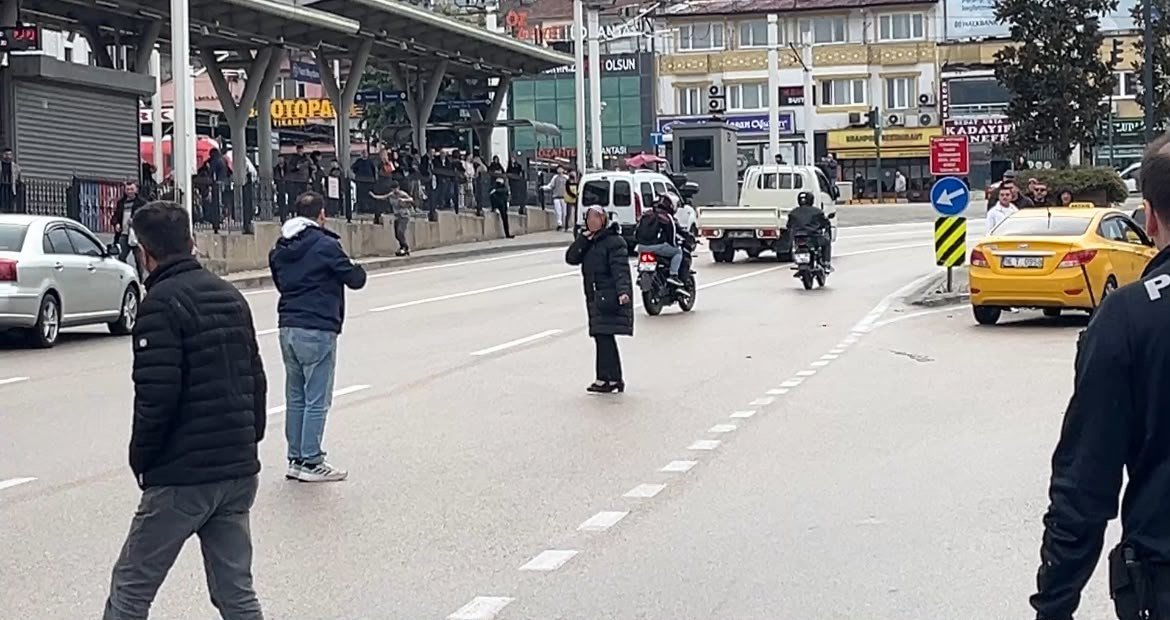 Boynuna bıçak dayadı, 1 saatte ikna oldu! Korku dolu anları film izler gibi izlediler