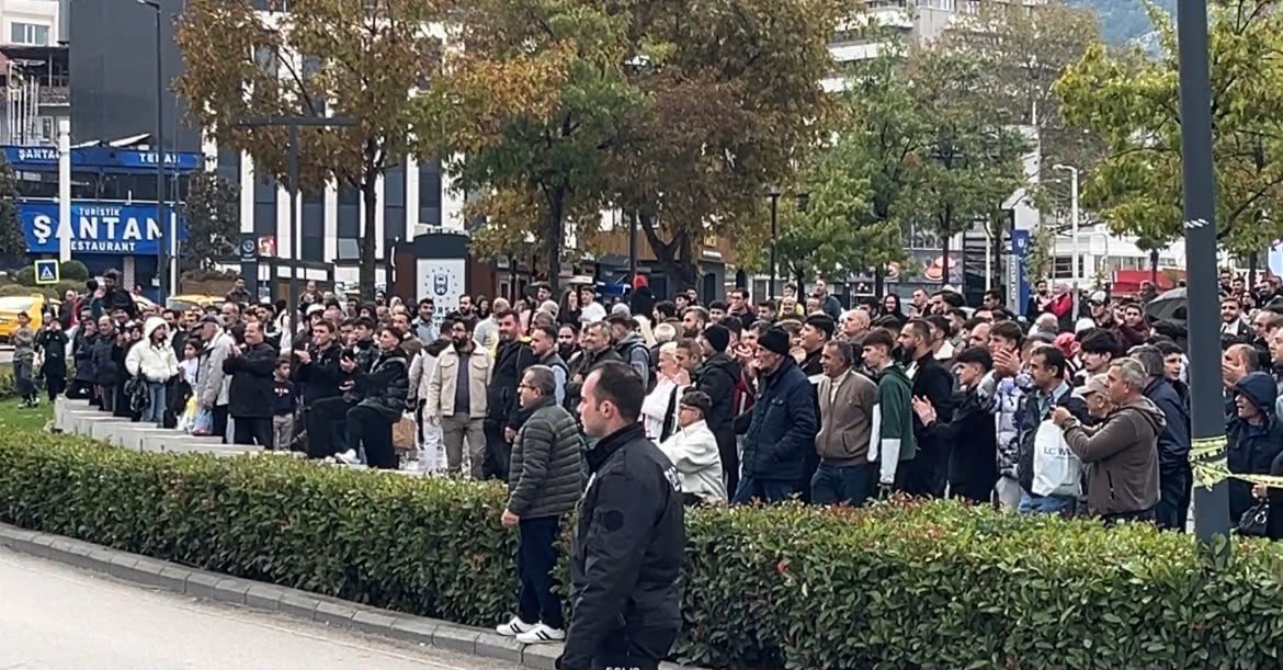 Boynuna bıçak dayadı, 1 saatte ikna oldu! Korku dolu anları film izler gibi izlediler