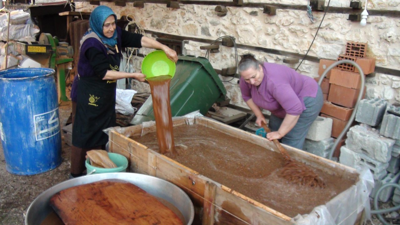 Çekiçle kırılıyor, 18 saat kaynatılıyor! Kilosu 500 TL