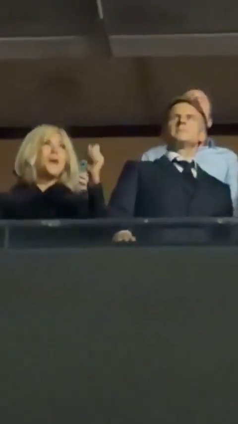 Fransa alev alev yanarken Macron konserde eğlendi! Protestoculardan tarihi kapak gecikmedi