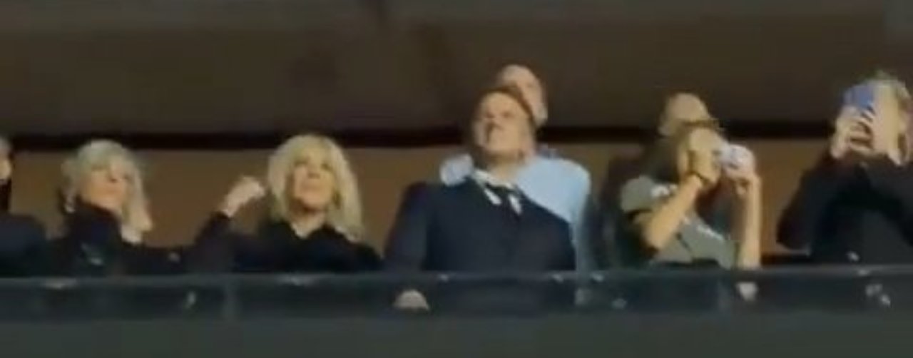 Fransa alev alev yanarken Macron konserde eğlendi! Protestoculardan tarihi kapak gecikmedi