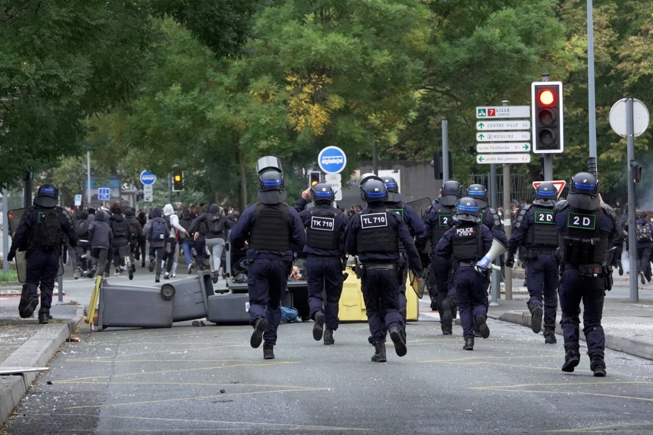 Fransa alev alev yanarken Macron konserde eğlendi! Protestoculardan tarihi kapak gecikmedi