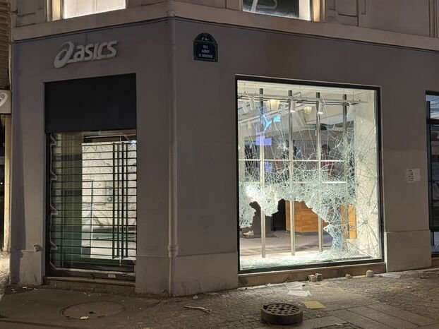 Fransa'da protestocular 143 yıllık belediye binasını yakıp yıktı!