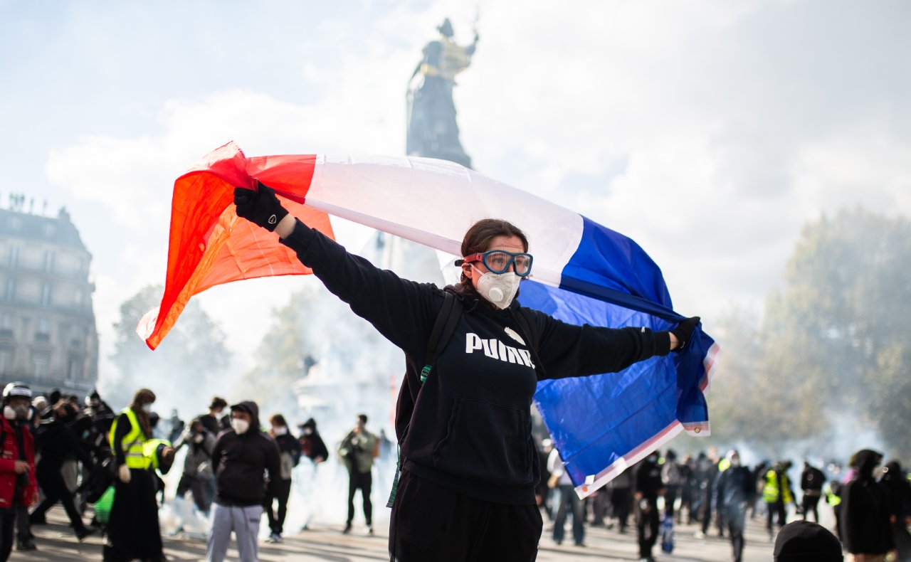 Fransa'da son durum: Paris'te olaylar durulmuyor! Yüzlerce gözaltı, belediye binası ateşe verildi