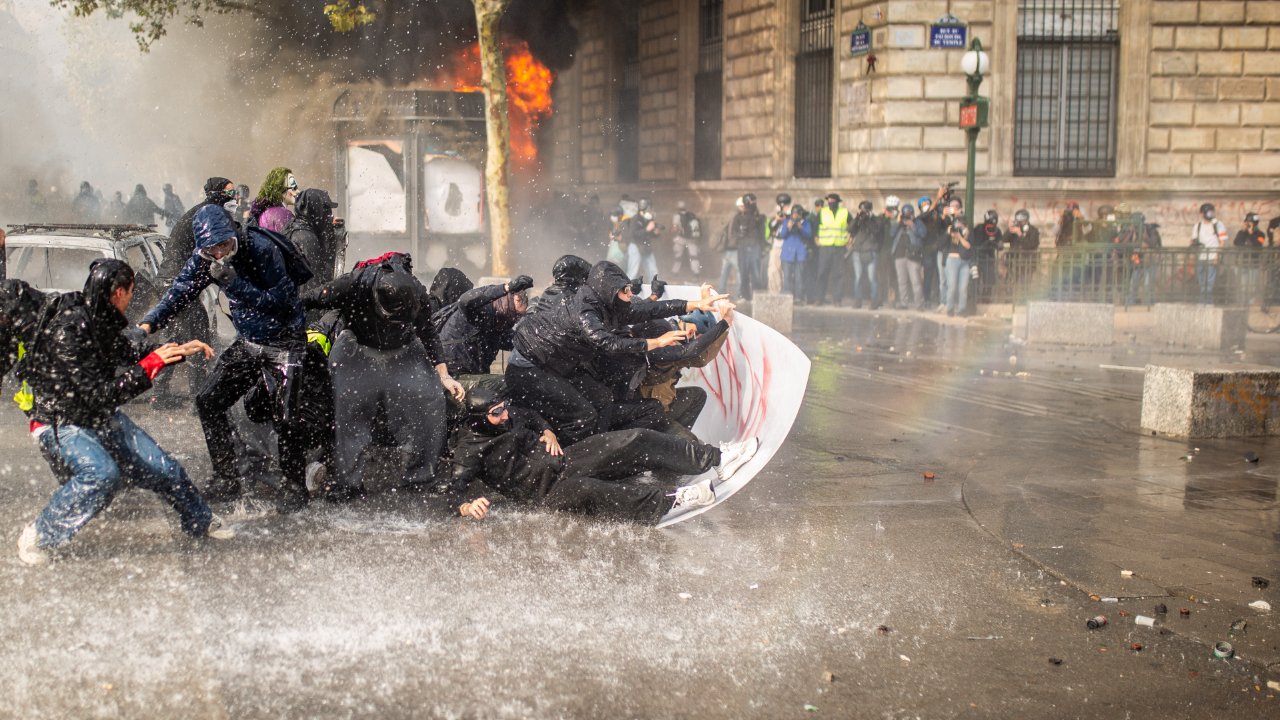 Fransa'da son durum: Paris'te olaylar durulmuyor! Yüzlerce gözaltı, belediye binası ateşe verildi