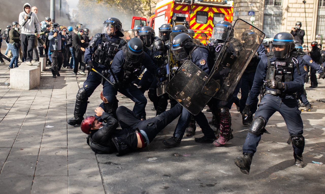 Fransa'da son durum: Paris'te olaylar durulmuyor! Yüzlerce gözaltı, belediye binası ateşe verildi