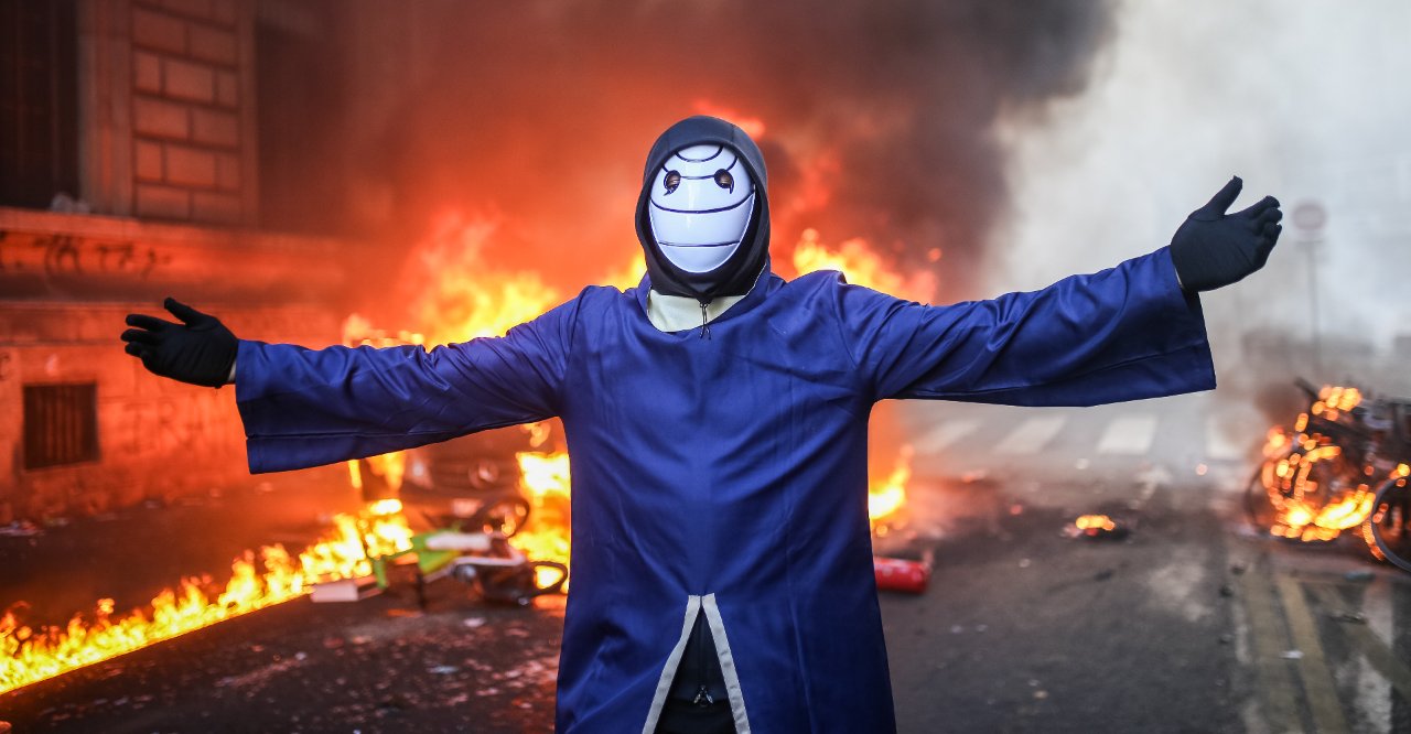 Fransa'da son durum: Paris'te olaylar durulmuyor! Yüzlerce gözaltı, belediye binası ateşe verildi