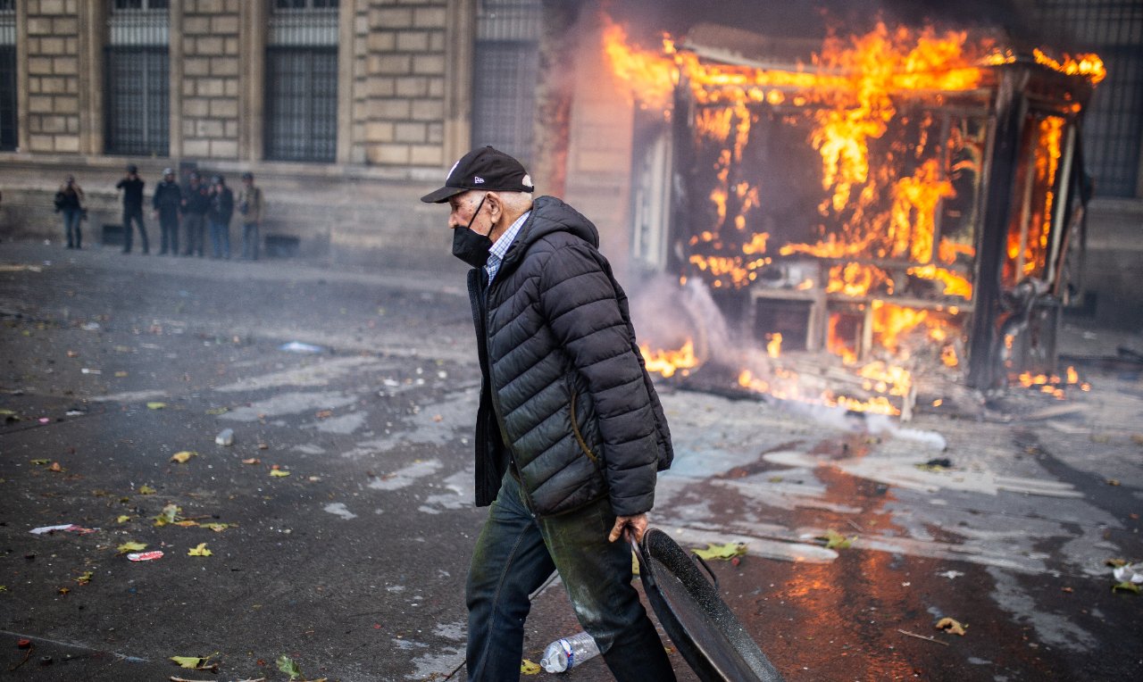 Fransa'da son durum: Paris'te olaylar durulmuyor! Yüzlerce gözaltı, belediye binası ateşe verildi