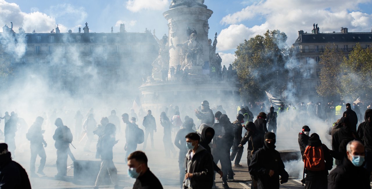 Fransa'da son durum: Paris'te olaylar durulmuyor! Yüzlerce gözaltı, belediye binası ateşe verildi