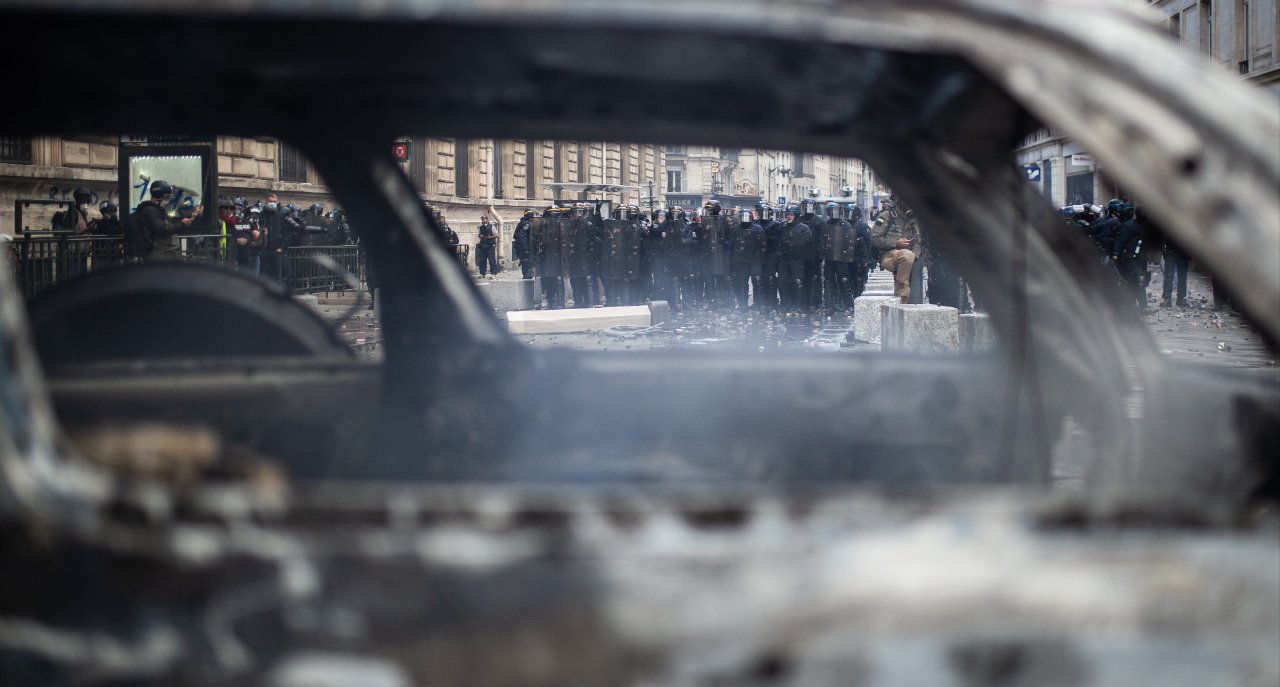Fransa'da son durum: Paris'te olaylar durulmuyor! Yüzlerce gözaltı, belediye binası ateşe verildi