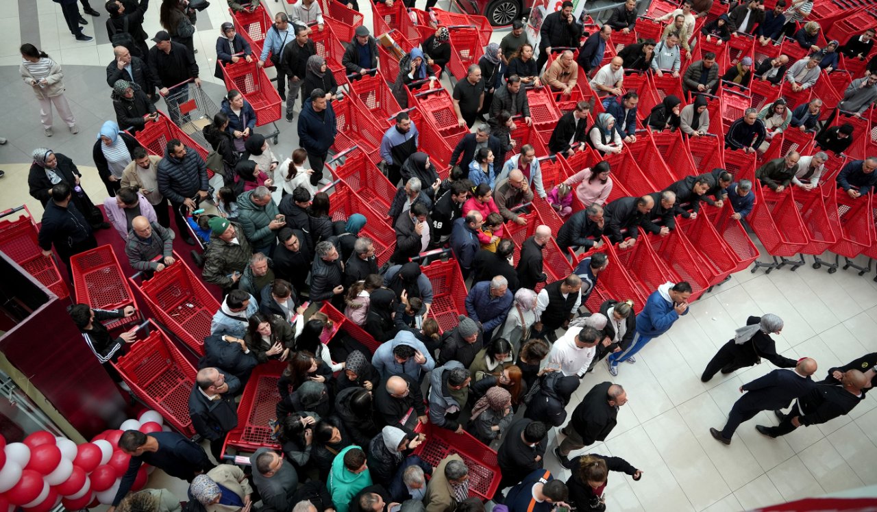 İndirimi duyan geceden sıraya girdi! Metrelerce uzanan kuyruk izdihama neden oldu