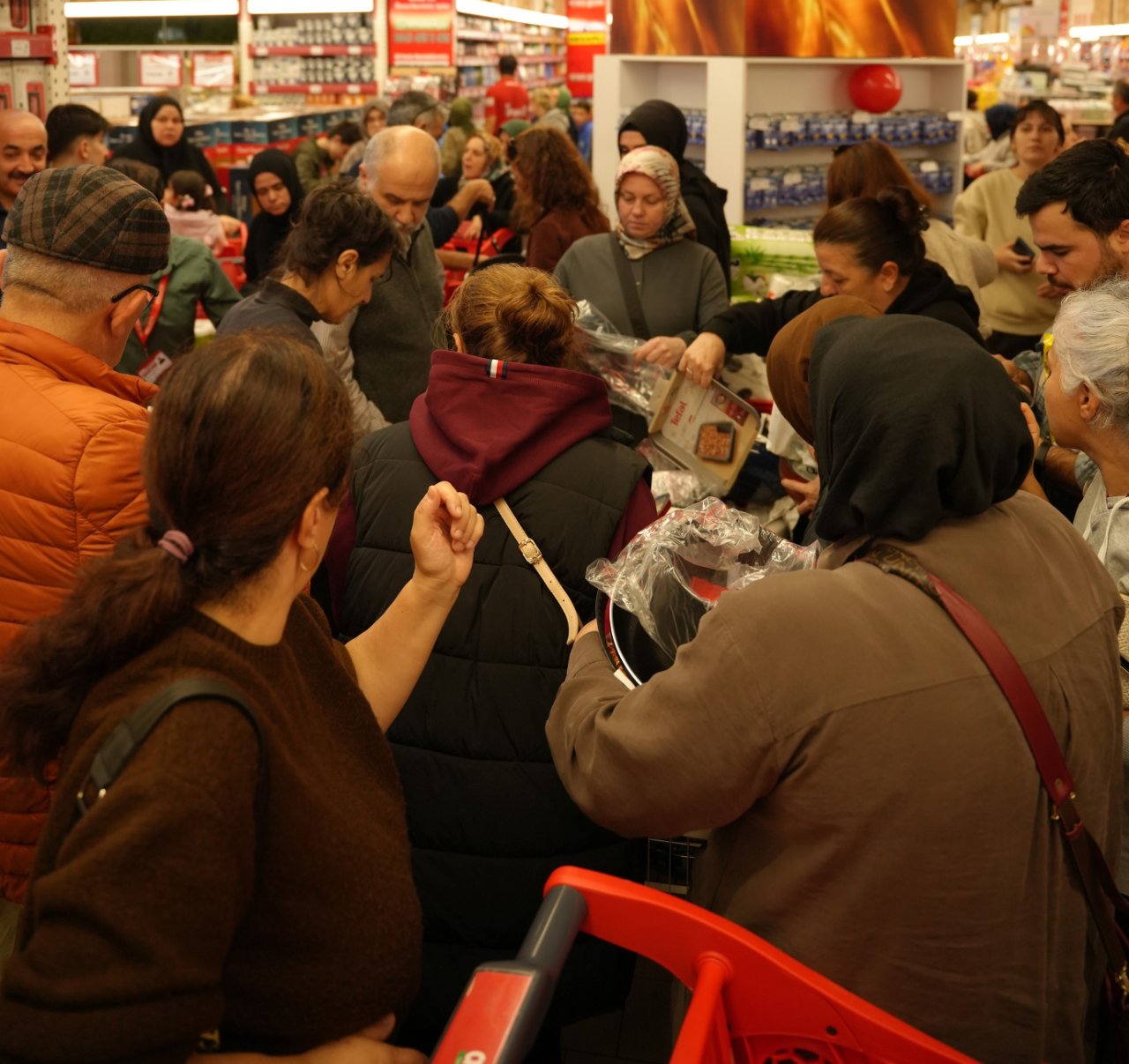 İndirimi duyan geceden sıraya girdi! Metrelerce uzanan kuyruk izdihama neden oldu