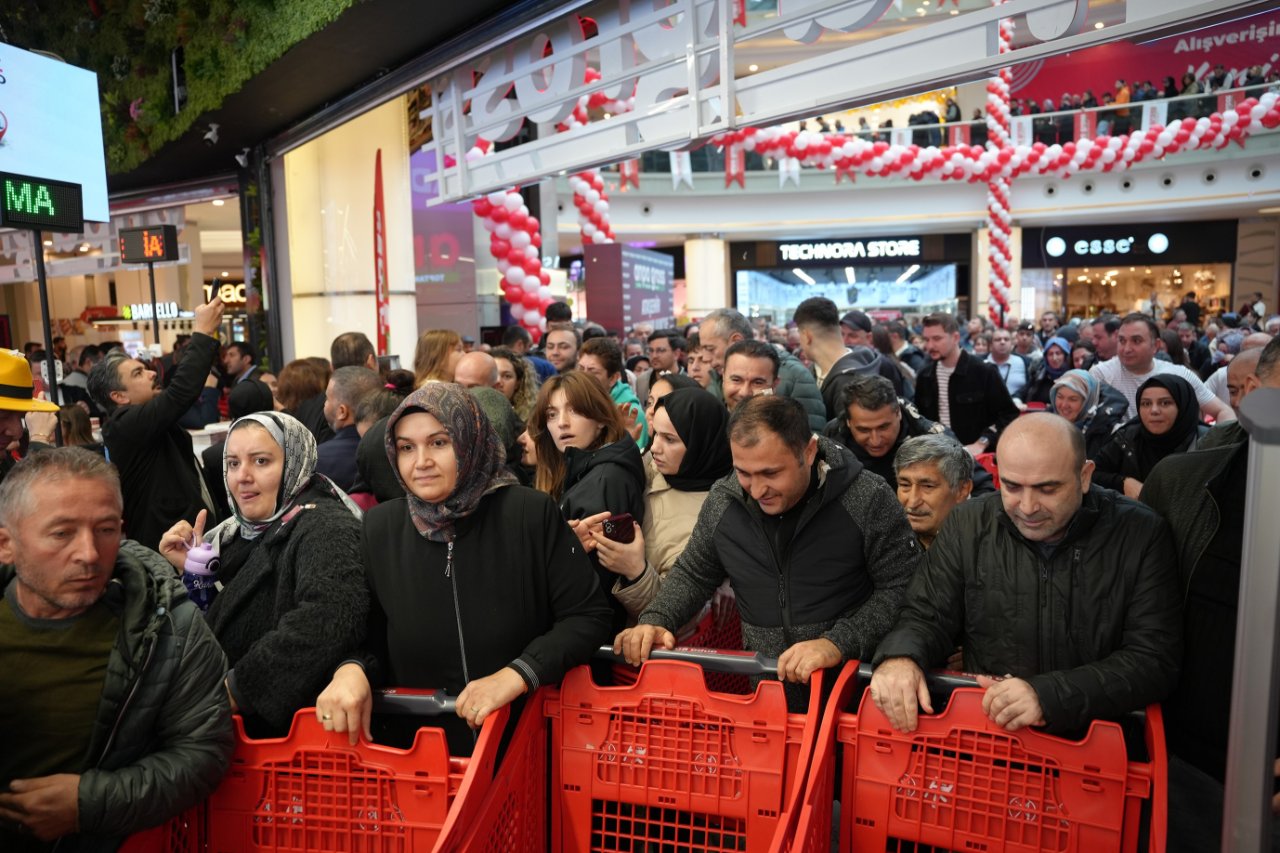 İndirimi duyan geceden sıraya girdi! Metrelerce uzanan kuyruk izdihama neden oldu