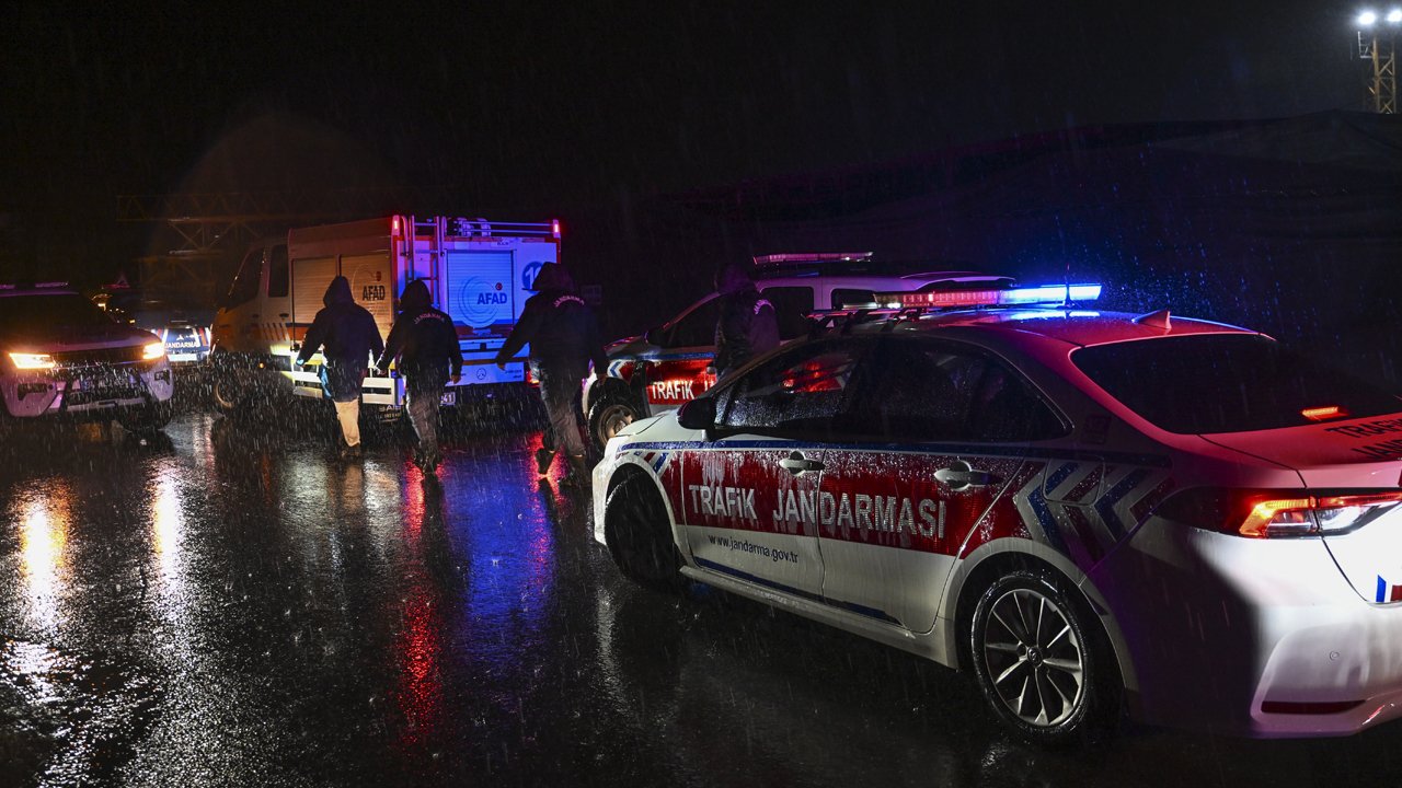 İstanbul-Kocaeli sınırında sel felaketi! Sulara kapılan 2 kişi her yerde aranıyor