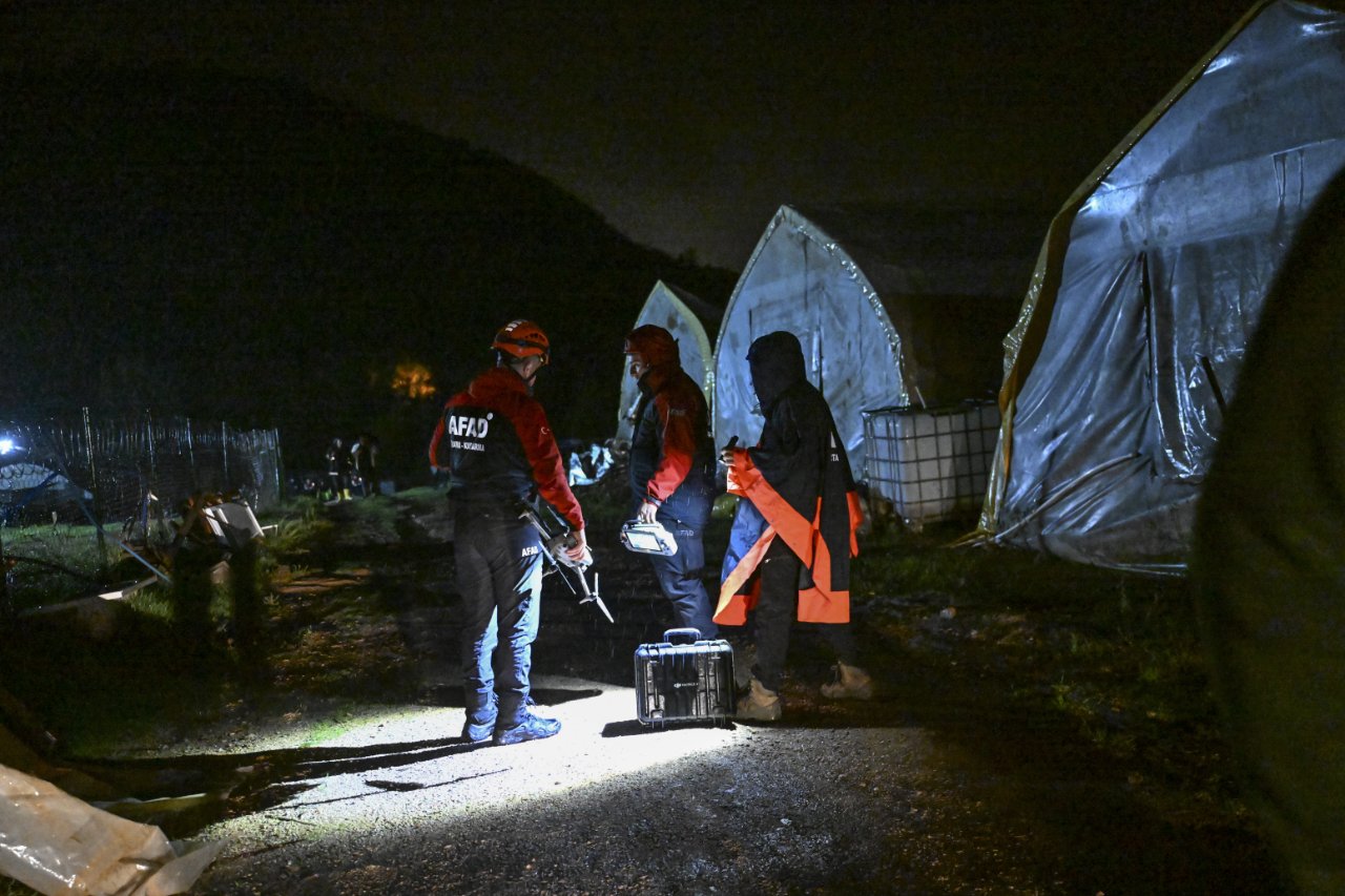 İstanbul-Kocaeli sınırında sel felaketi! Sulara kapılan 2 kişi her yerde aranıyor