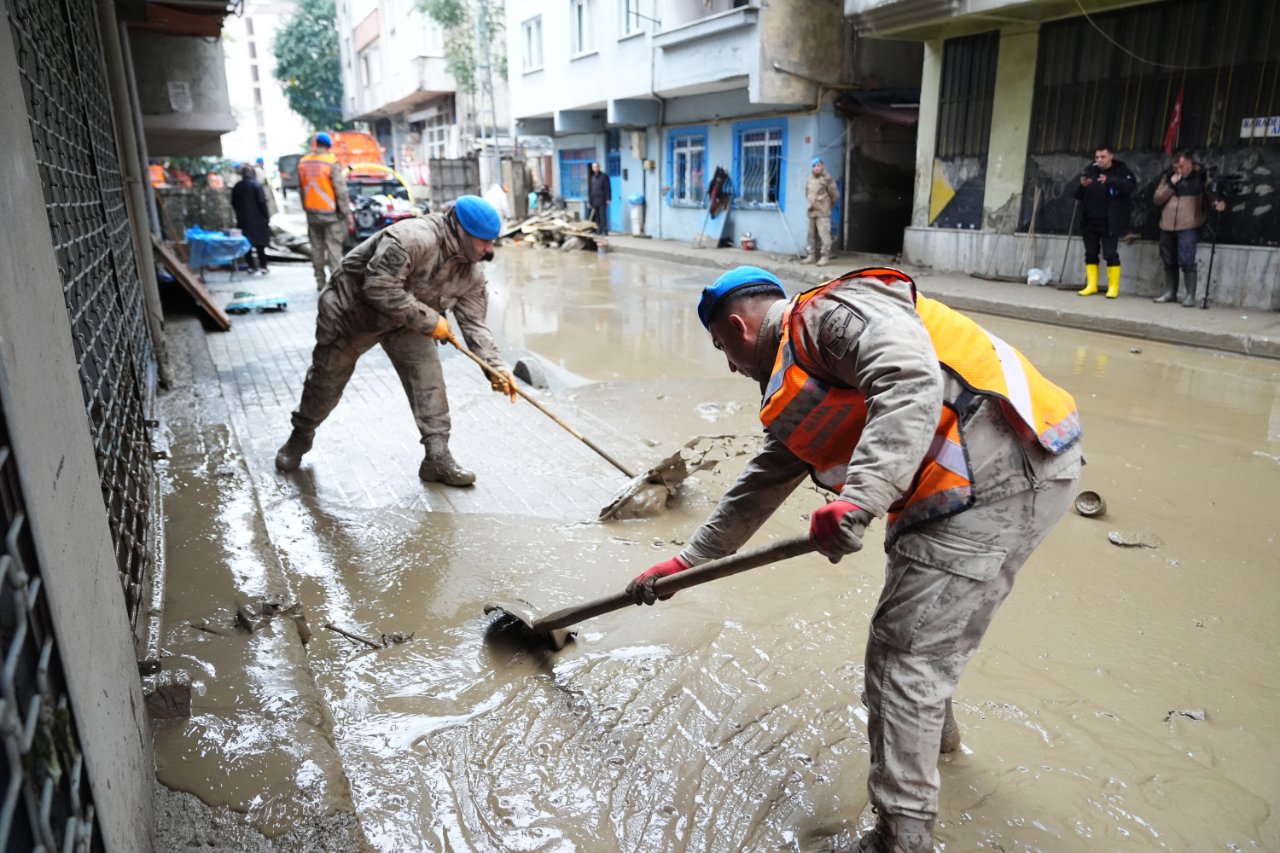 İstanbul Valisi Gül, sel felaketinde son tabloyu açıkladı: Kayıp 5 kişi aranıyor