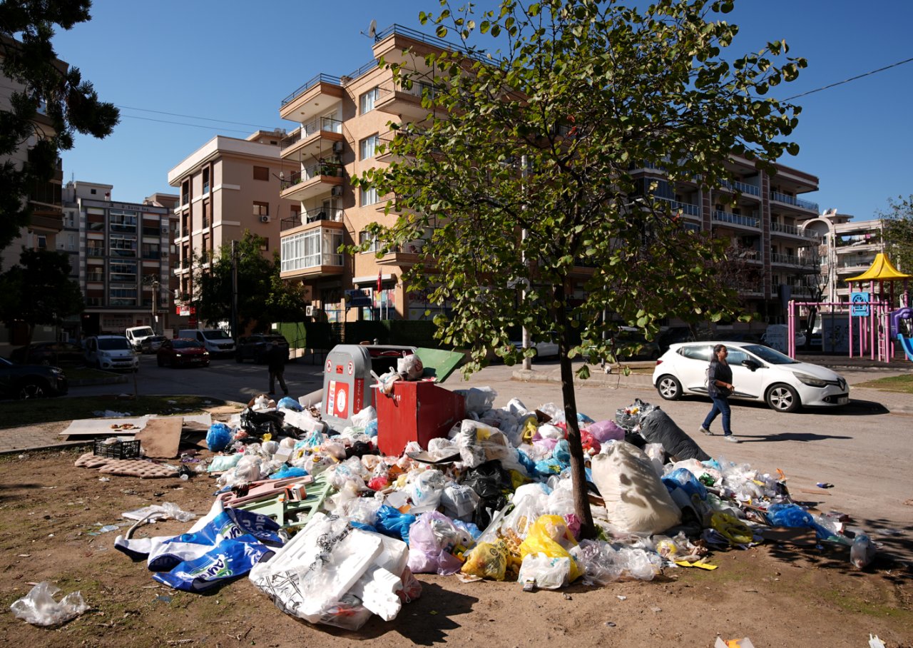 İzmir Karşıyaka'da çöp dağları... Vatandaş tepkili: Her yer kokuyor