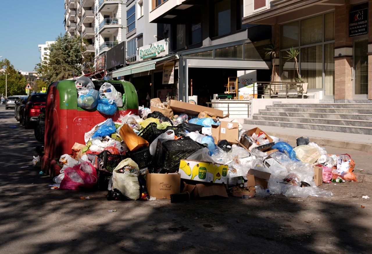 İzmir Karşıyaka'da çöp dağları... Vatandaş tepkili: Her yer kokuyor