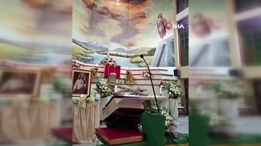 Korkunç olay canlı yayında! Ayin sırasında başına haç düşen rahip öldü