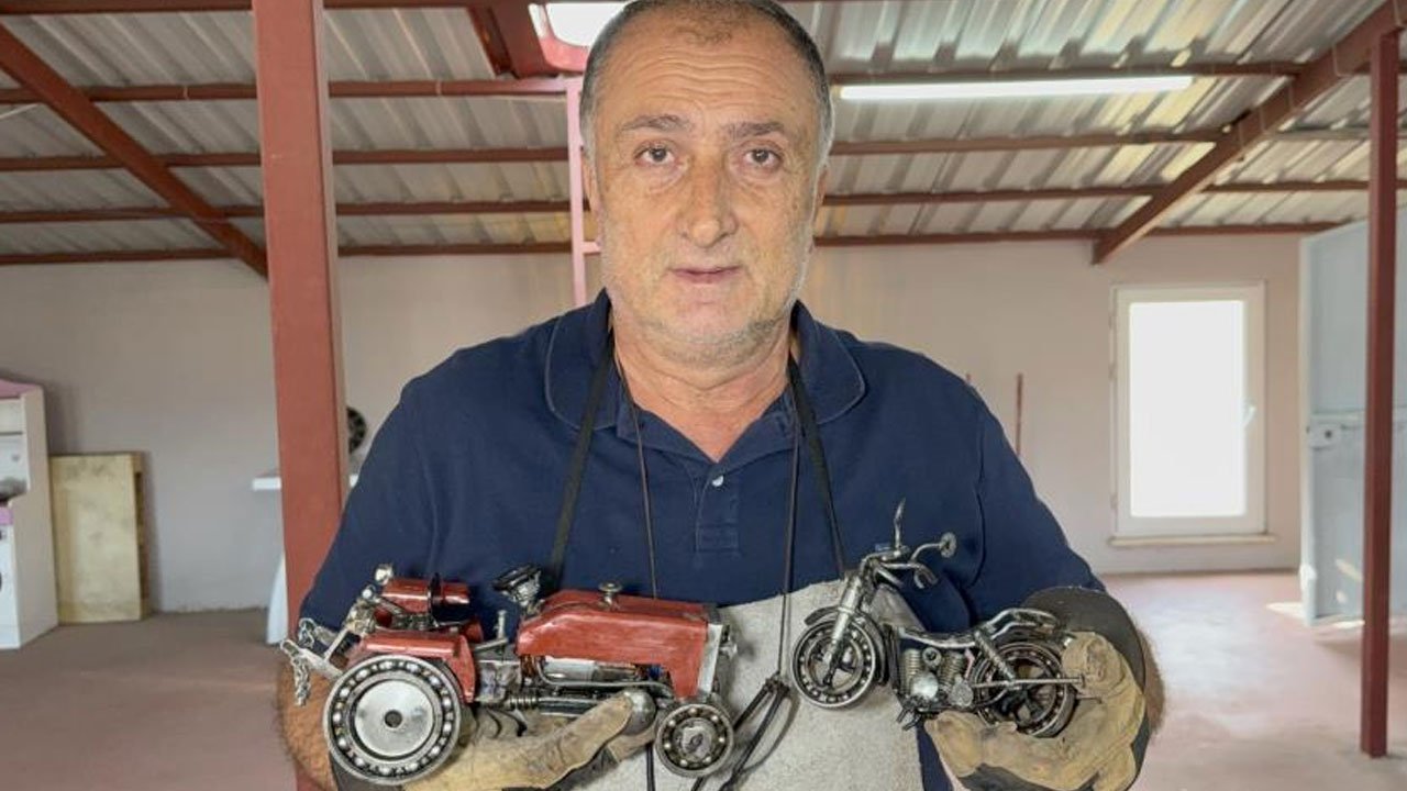Mesaisi bitince soluğu atölyesinde alıyor! Hurdalardan sanat çıkarıyor